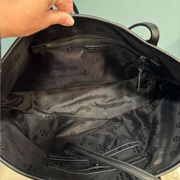 Like new:  Tory Burch Ashley Shopper Tote - Picture 4 of 6